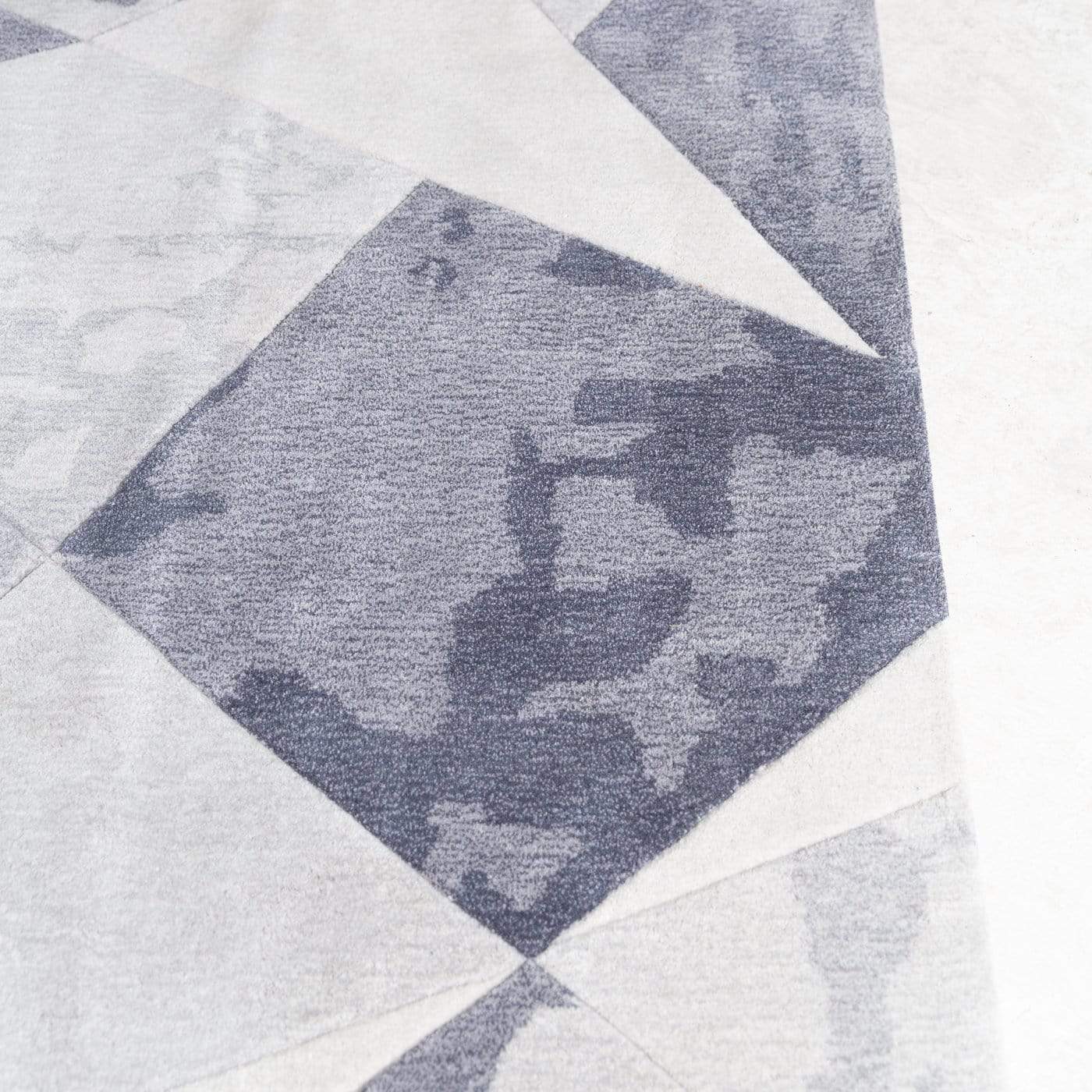 Fletchers - Grey Rug with Geometric Pattern SEPHIRA